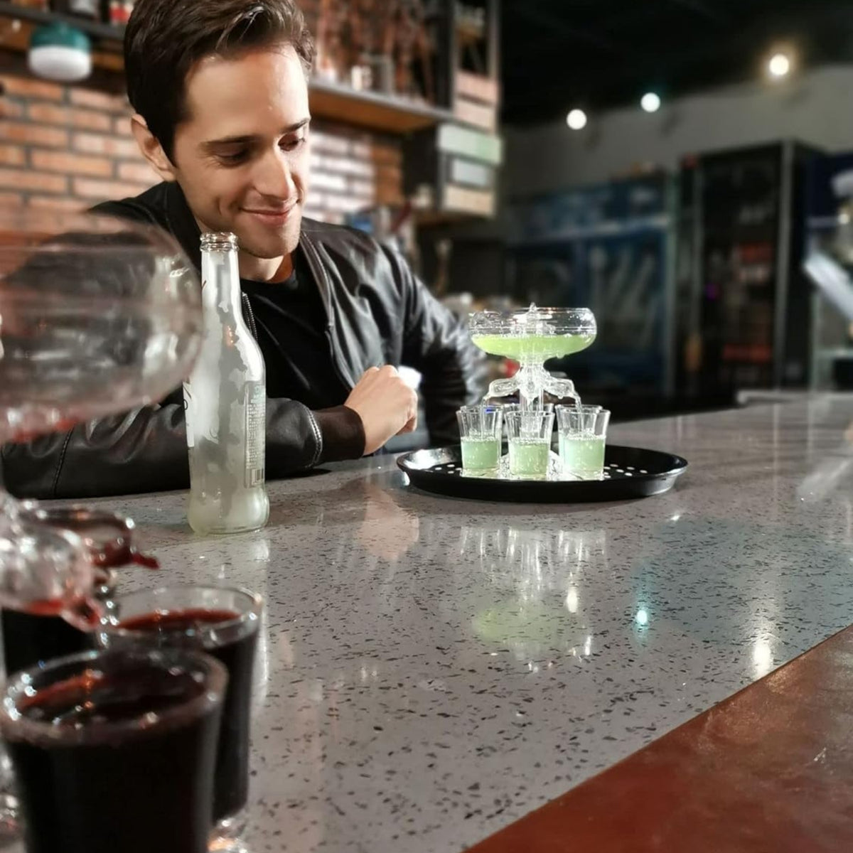 Party Zubehör Schnapsspender Getränkespender für Apfelwein Whisky Cocktails mit 6 schnapsgläser plastik 4cl Ausgießer Spirituosen für Partys