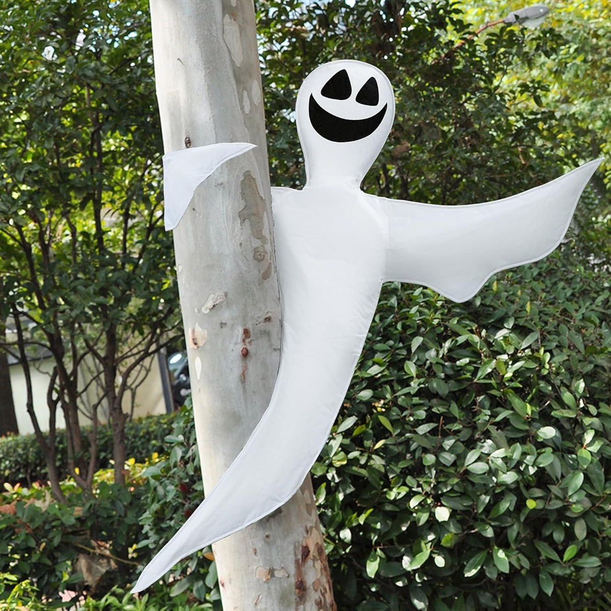 Halloween-Gespenst Baumdekoration lächelndes Geister-Design im Freien