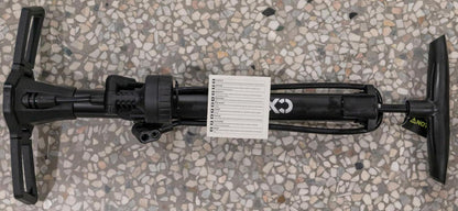 Fahrradpumpe mit Manometer für alle Ventile bis 11 bar 160 psi