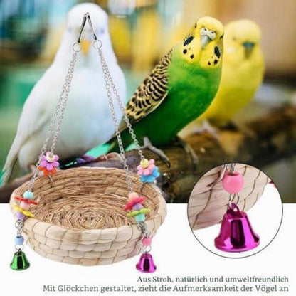 Handgewebtes Vogelnest aus Stroh mit Glocken