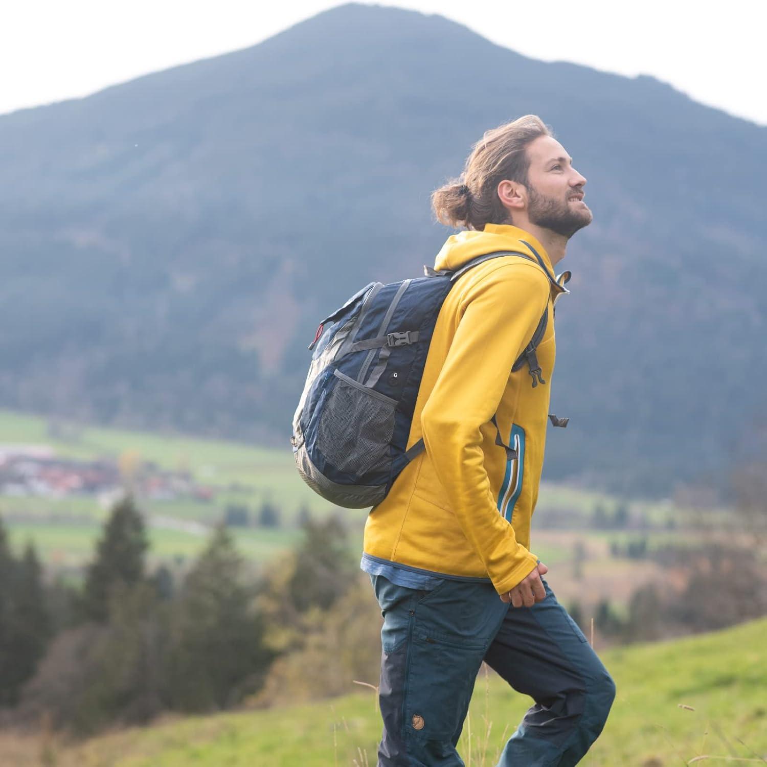 Ultraleichter Faltbarer Rucksack 30L: Outdoor Wanderrucksack Daypack Schwarz