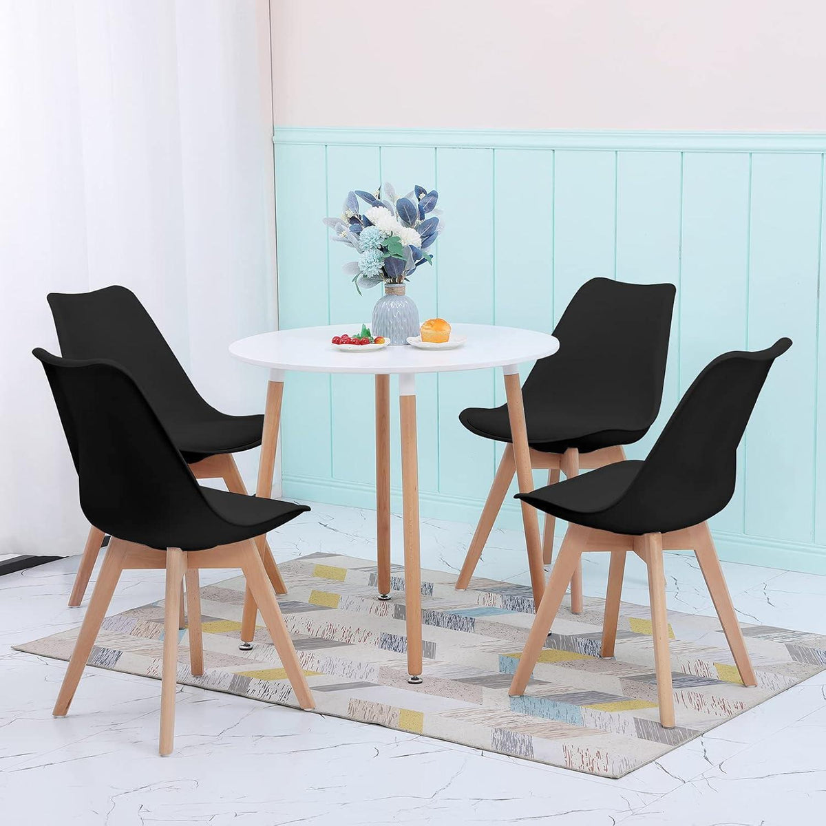 Esstisch Set aus Holz mit 4 skandinavischen Stühlen