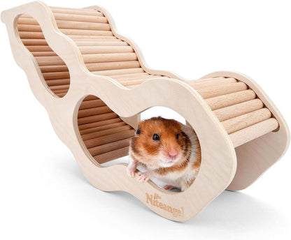 Kleintierhaus mit Kletterleiter und Tunnelöffnung