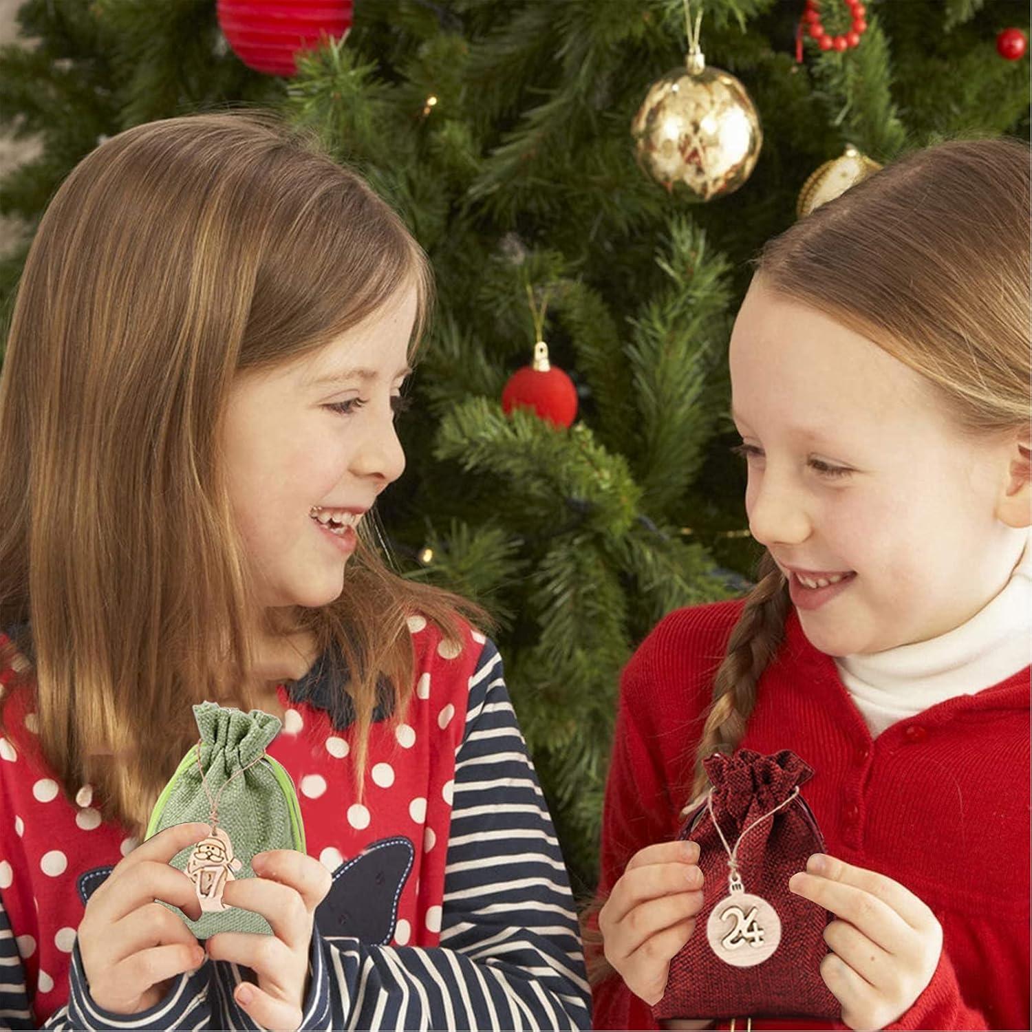 24-teiliger Weihnachtskalender DIY Set Leinensäckchen Holzanhänger Clips
