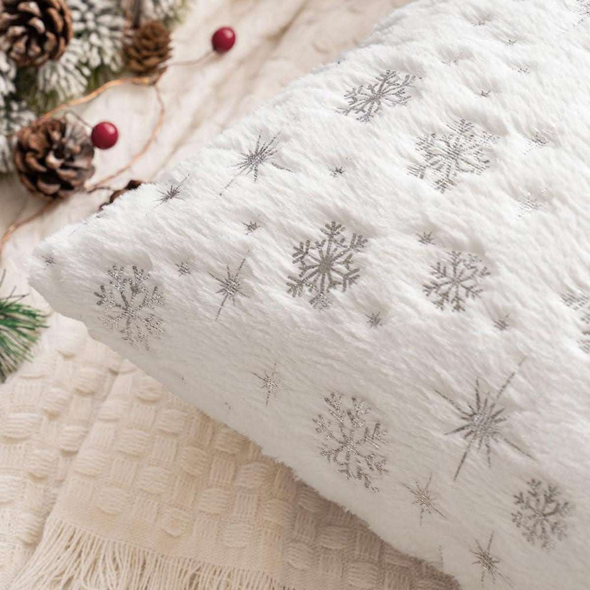 Kissenbezüge Weihnachten 2er Set Flauschig Schneeflocken 45x45 cm Weiß