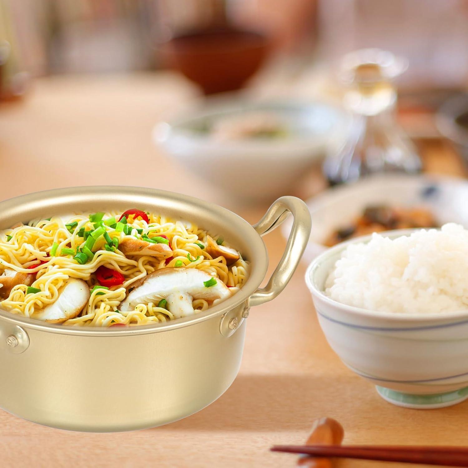 Koreanischer Ramen Nudeltopf mit Stäbchen und Löffel