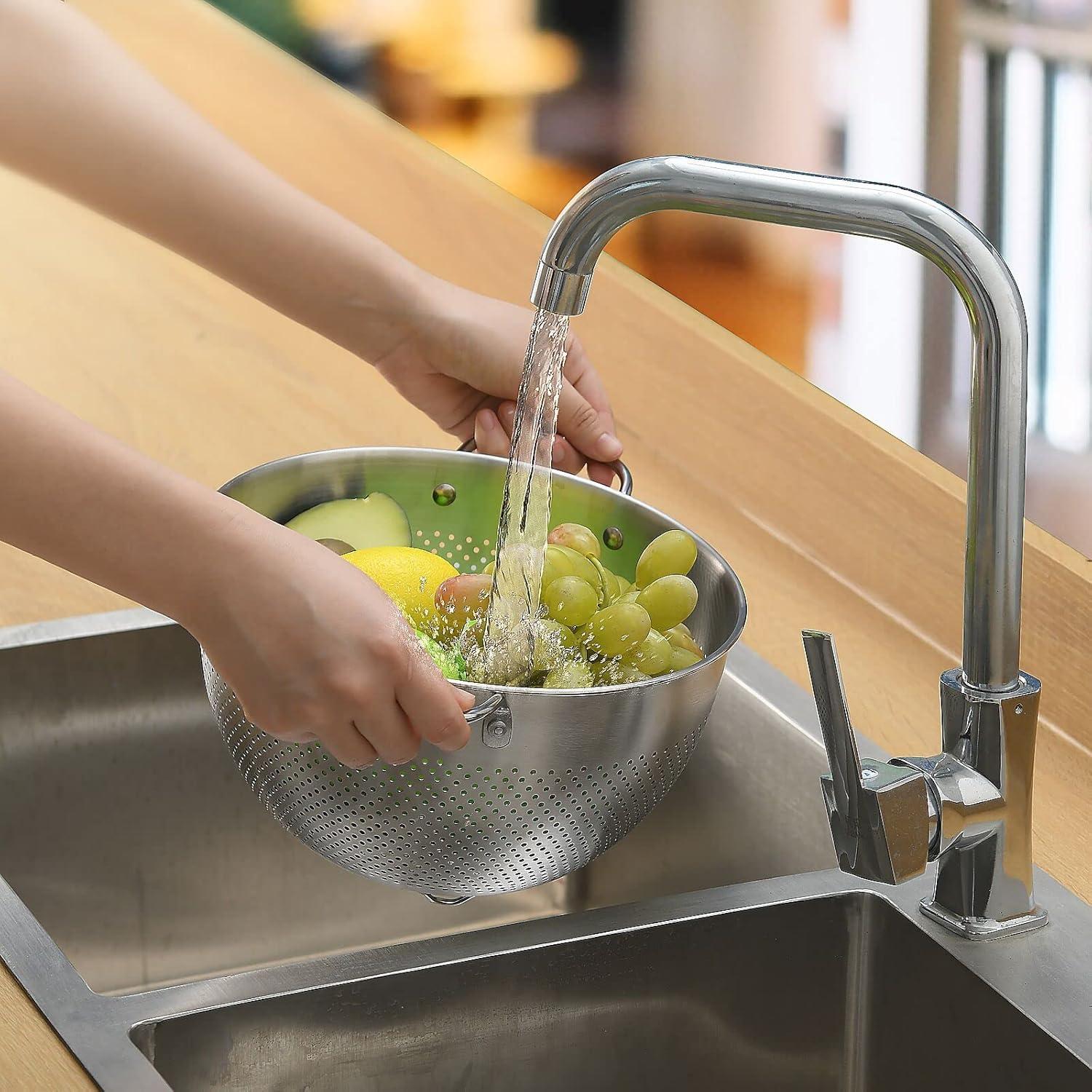 Edelstahl Seiher 24cm mit Griffen und Standfüßen für Küche Gemüse Obst Nudeln