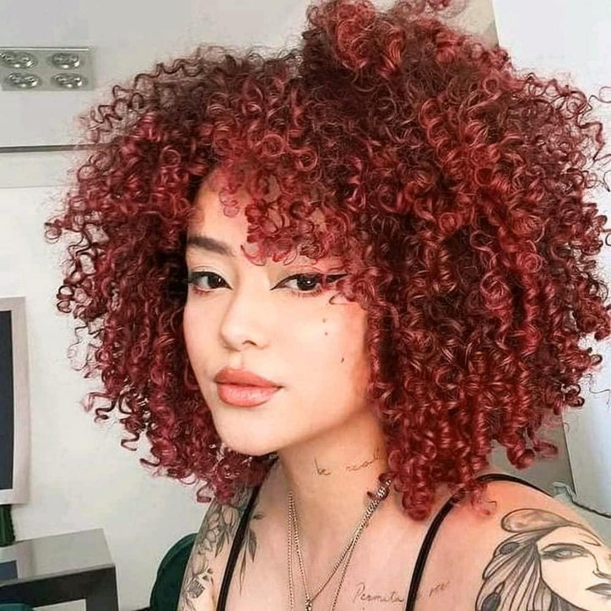 Rote Afro Locken Perücke mit Pony – Kurz & Natürlich