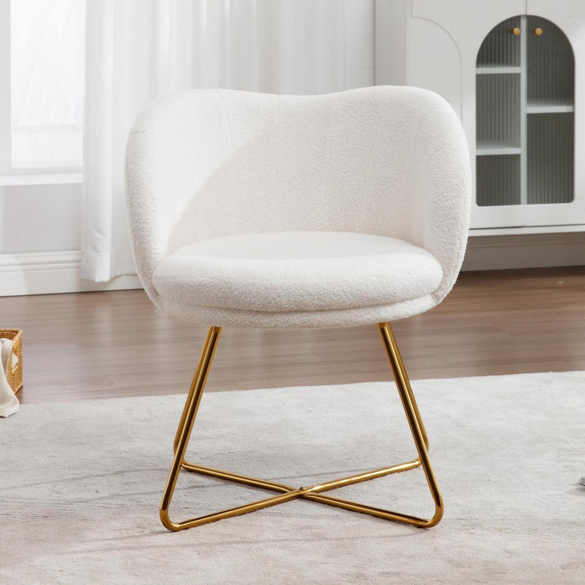 Gepolsterter Kunstfell Sessel – Weiß, Wohnzimmer & Schlafzimmer