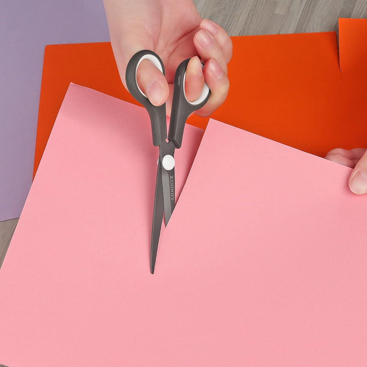 Titanbeschichtete Schere mit weichen Komfortgriffen 15,3 cm
