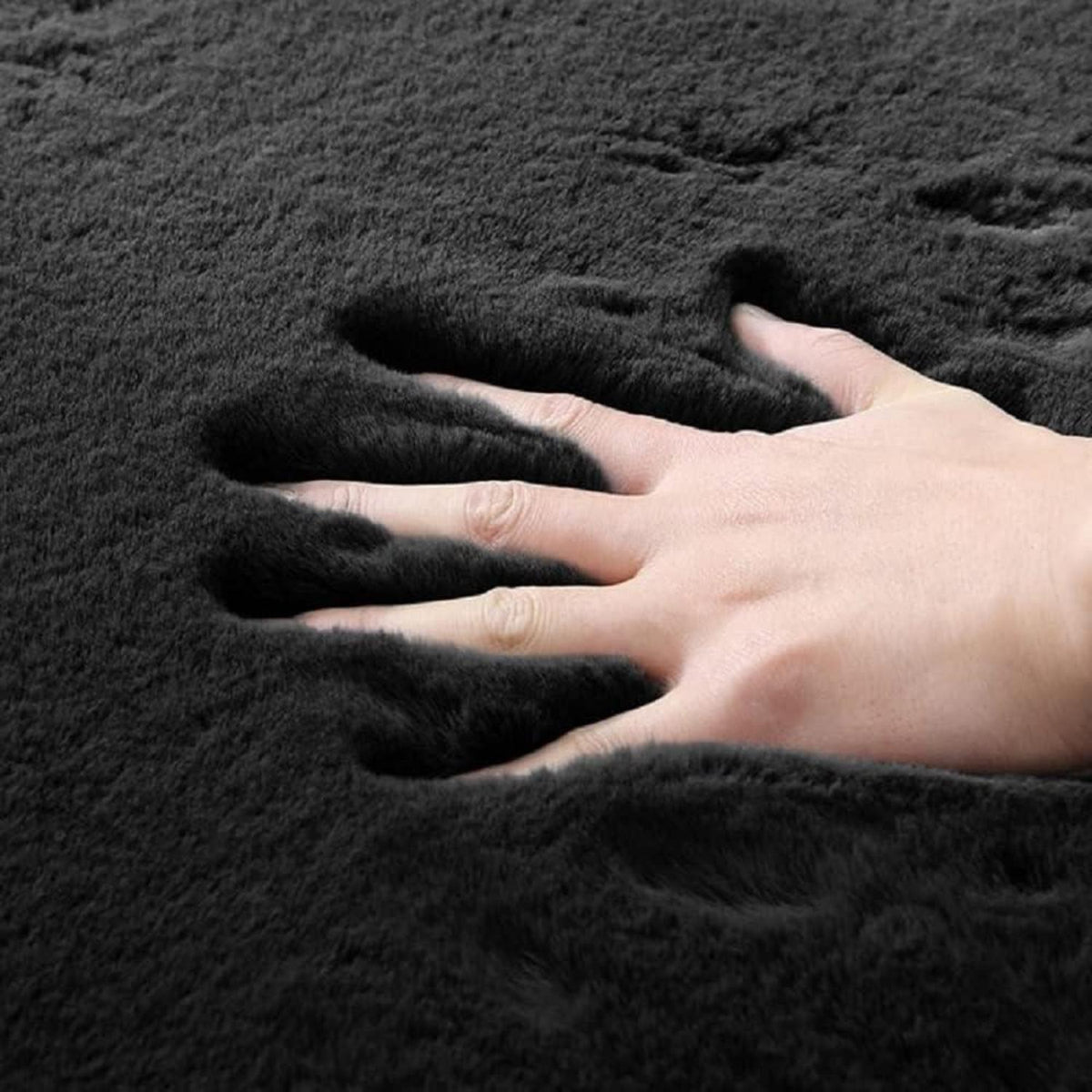 Flauschiger Kunstfell Teppich Schwarz 180x270 cm – Weicher Wohnteppich