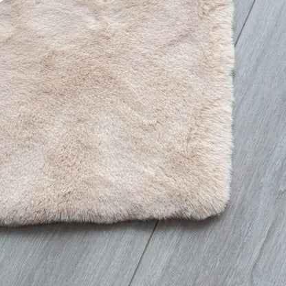 Flauschiger Kunstfell Teppich Beige 180x270 cm – Weicher Wohnteppich