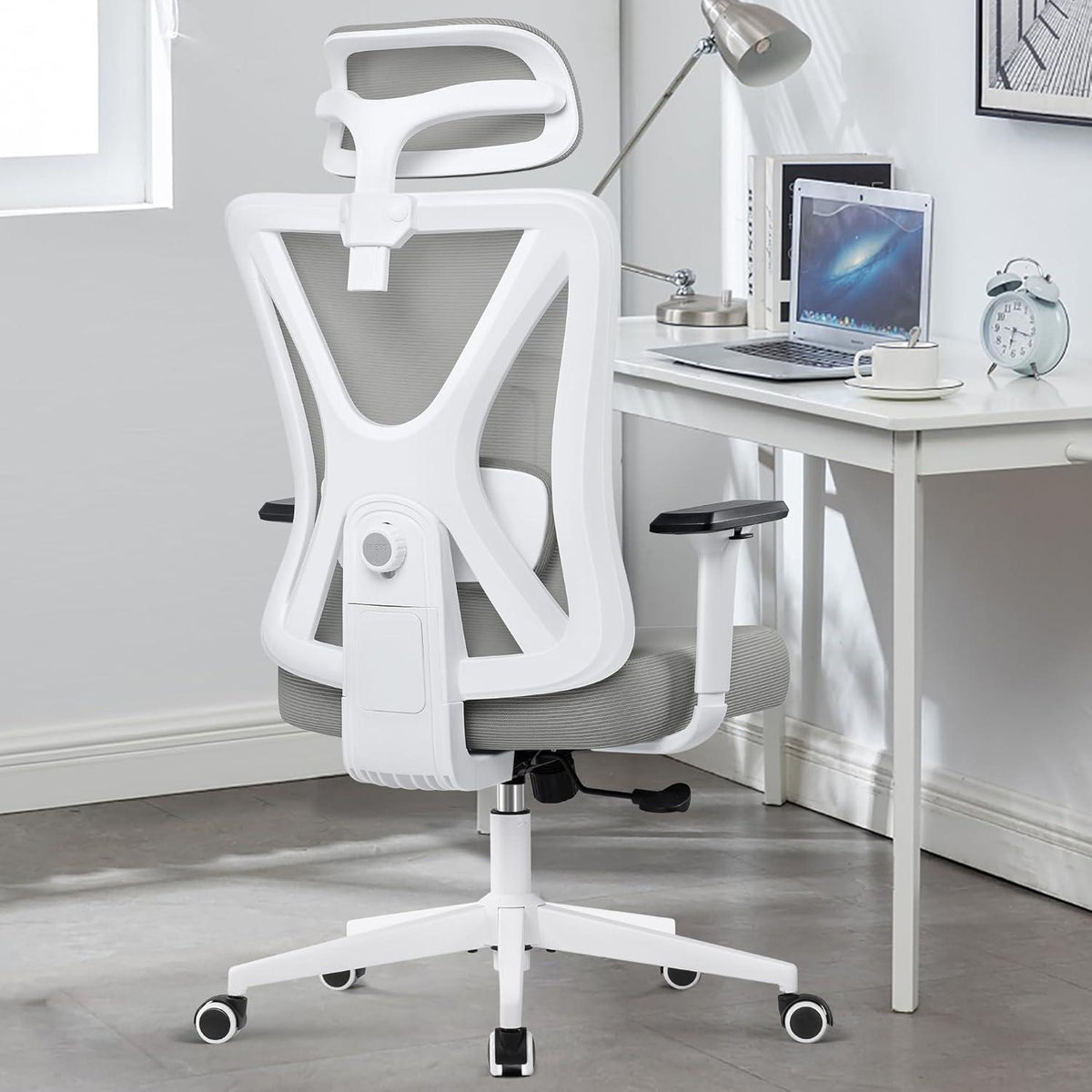 Ergonomischer Bürostuhl mit verstellbarer Kopfstütze und