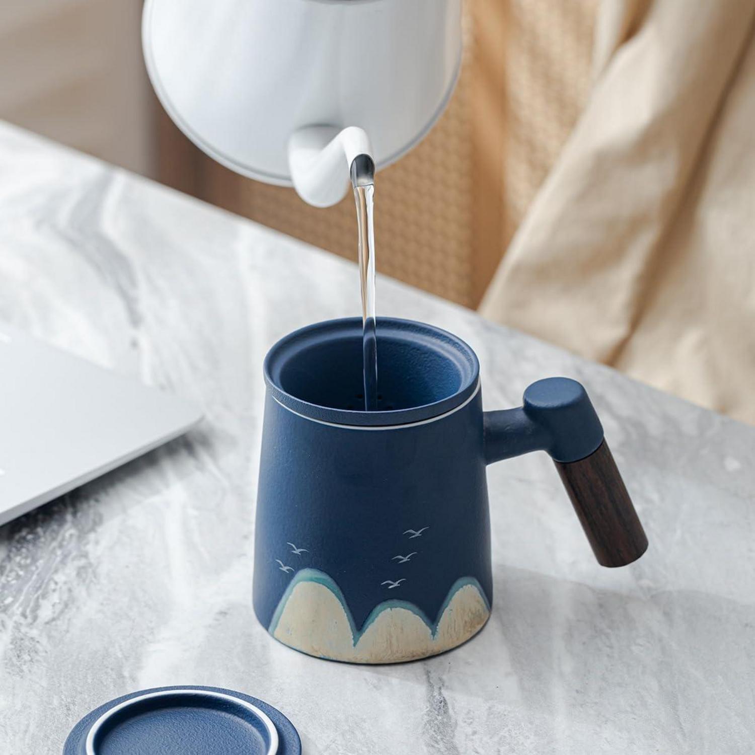 Handgemalter Teebecher aus Keramik - 400ml, mit Holzgriff und Deckel