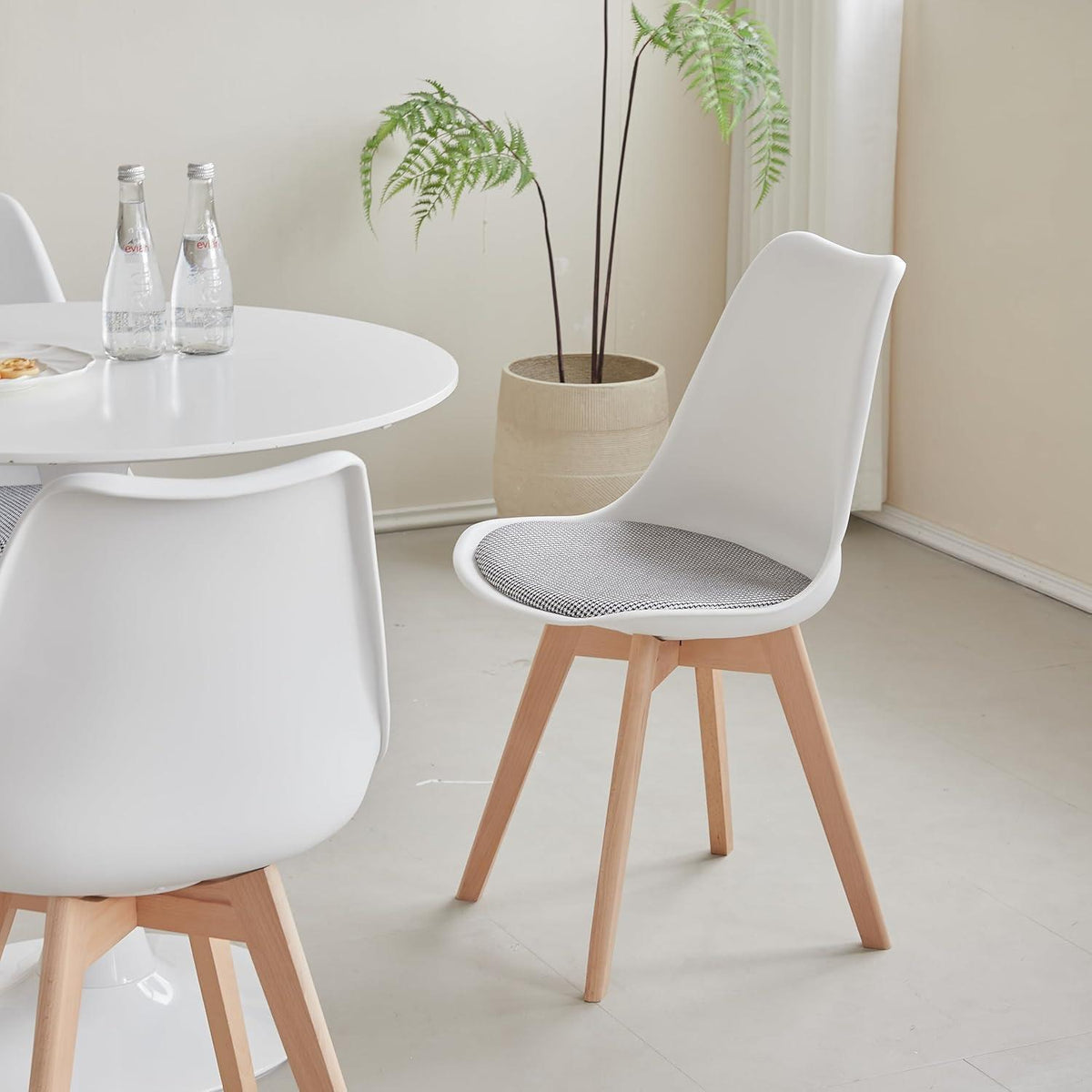 Skandinavische Esszimmerstühle 8er-Set Weiß | Massivholz & Gestreiftes Sitzkissen