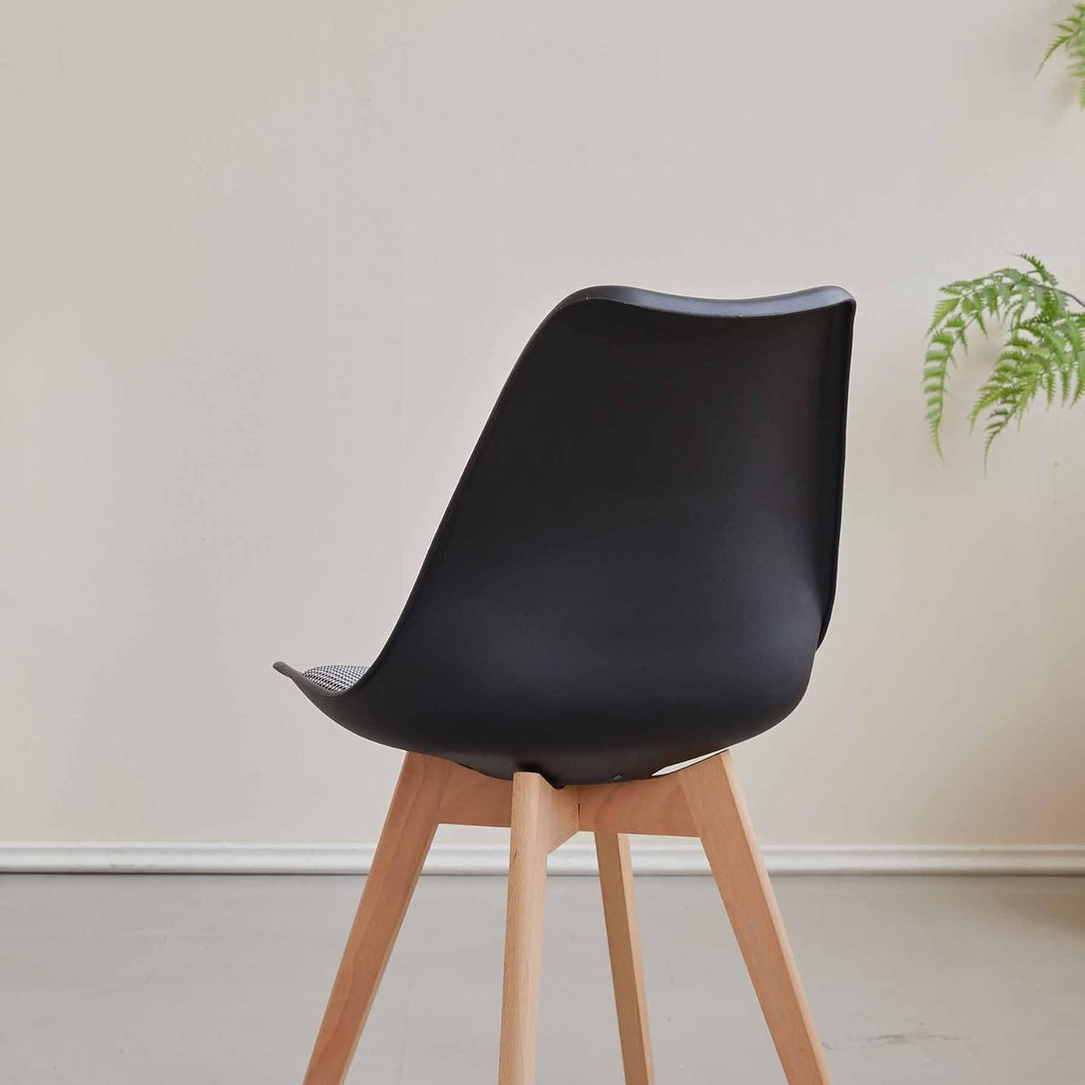 Skandinavische Esszimmerstühle 4er-Set Schwarz mit Sitzkissen