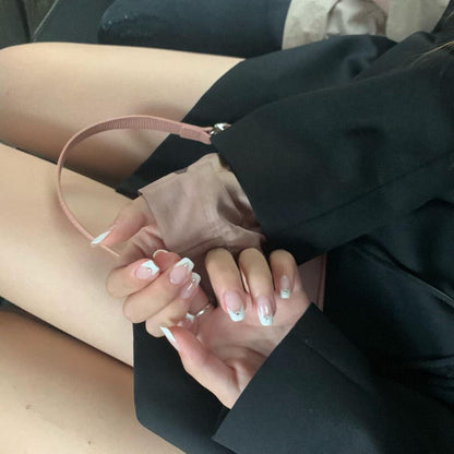24 Stk. Weiße French Eckige Nägel mit Strassmuster.velvet