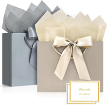 Geschenktüten mit Schleifenbändern, Grußkarten und Taschentüchern