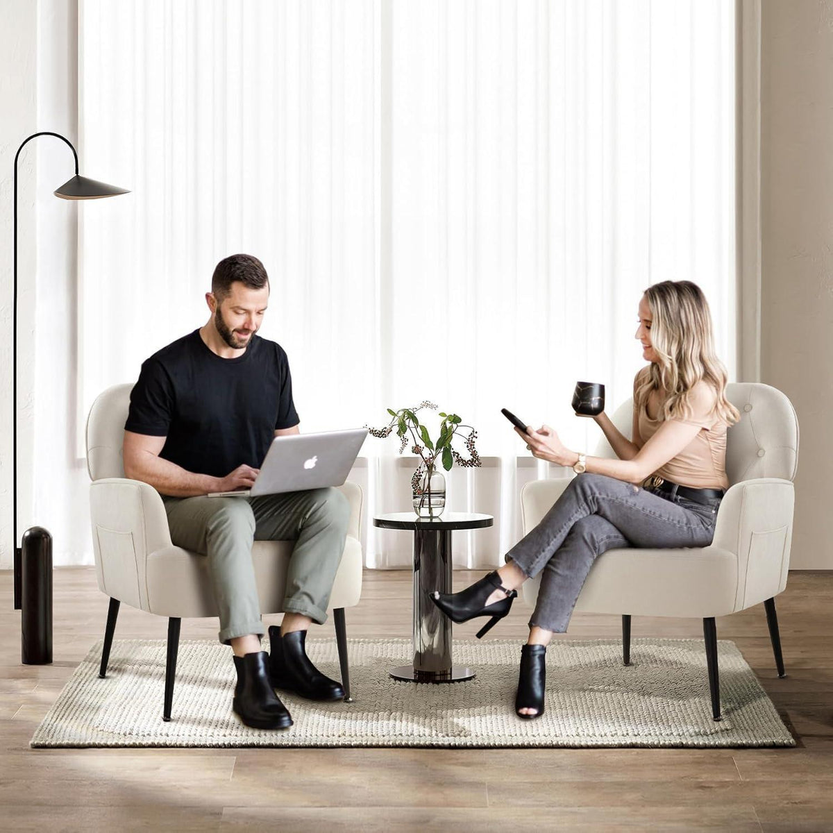 Bequemer Lounge Sessel mit Seitentasche – Modernes Design in Beige