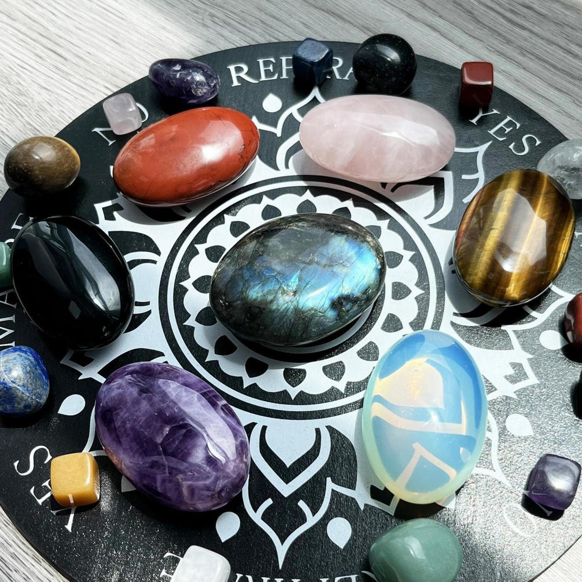 Blutstein Schmuckstein groß, poliert, oval, für Meditation & Massage