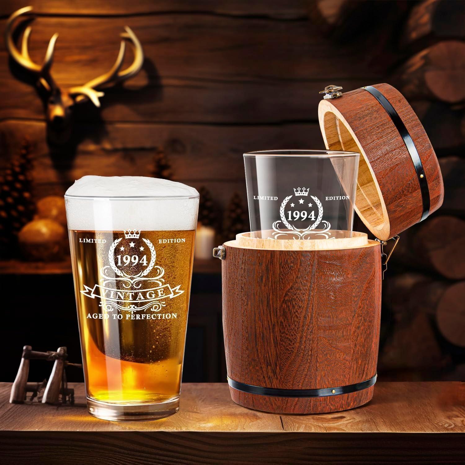 Bierglas 1994 480 ml in Fassbox - Geschenk zum 30. Geburtstag