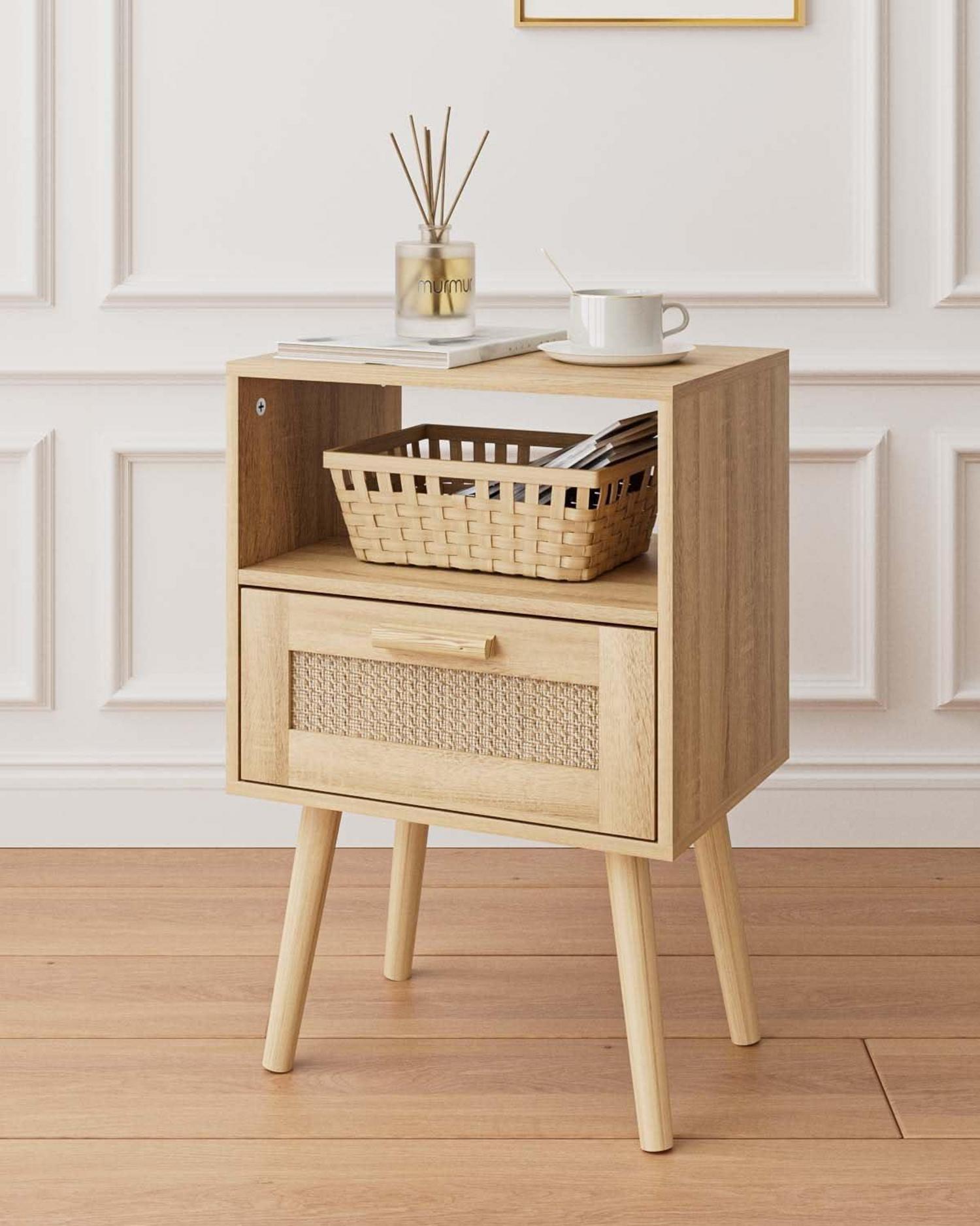 Handgefertigter Rattan Beistelltisch mit Holzschubladen