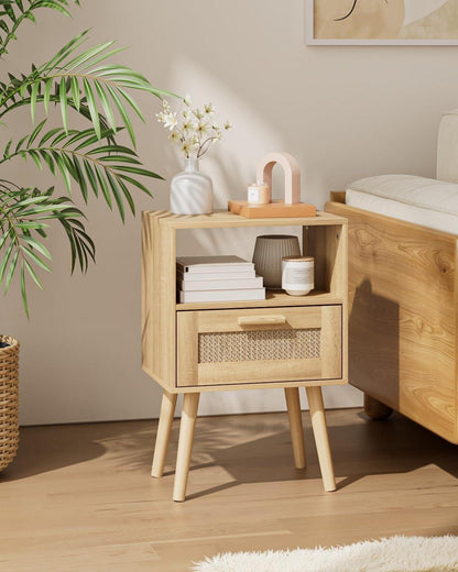 Handgefertigter Rattan Nachttisch mit Schubladen und Holzakzent, Gelb