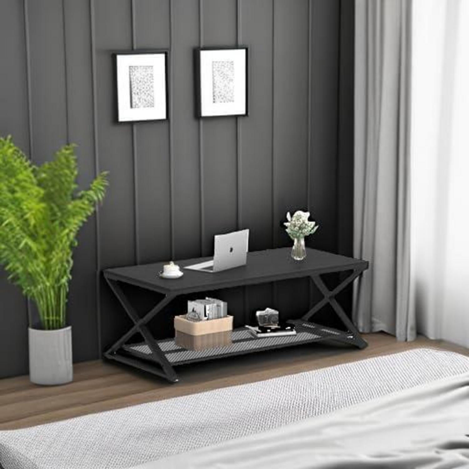 Schwarzer Couchtisch mit 2 Etagen aus Holz und Beton 119,4 cm