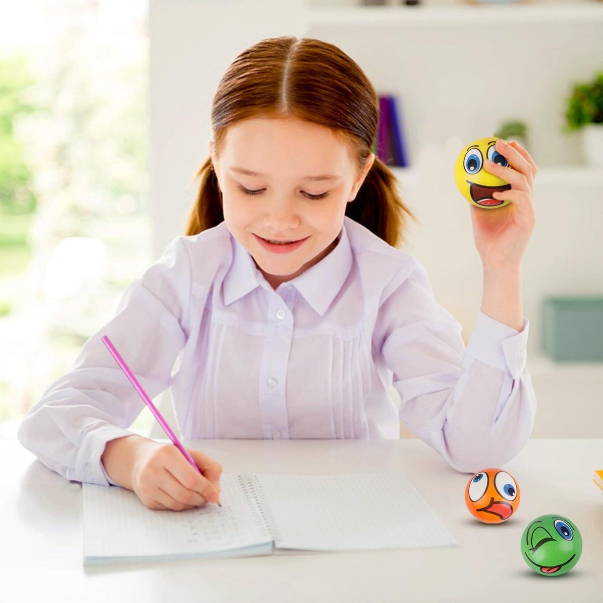 12er Pack Anti Stress Bälle mit Emoji Gesichtern