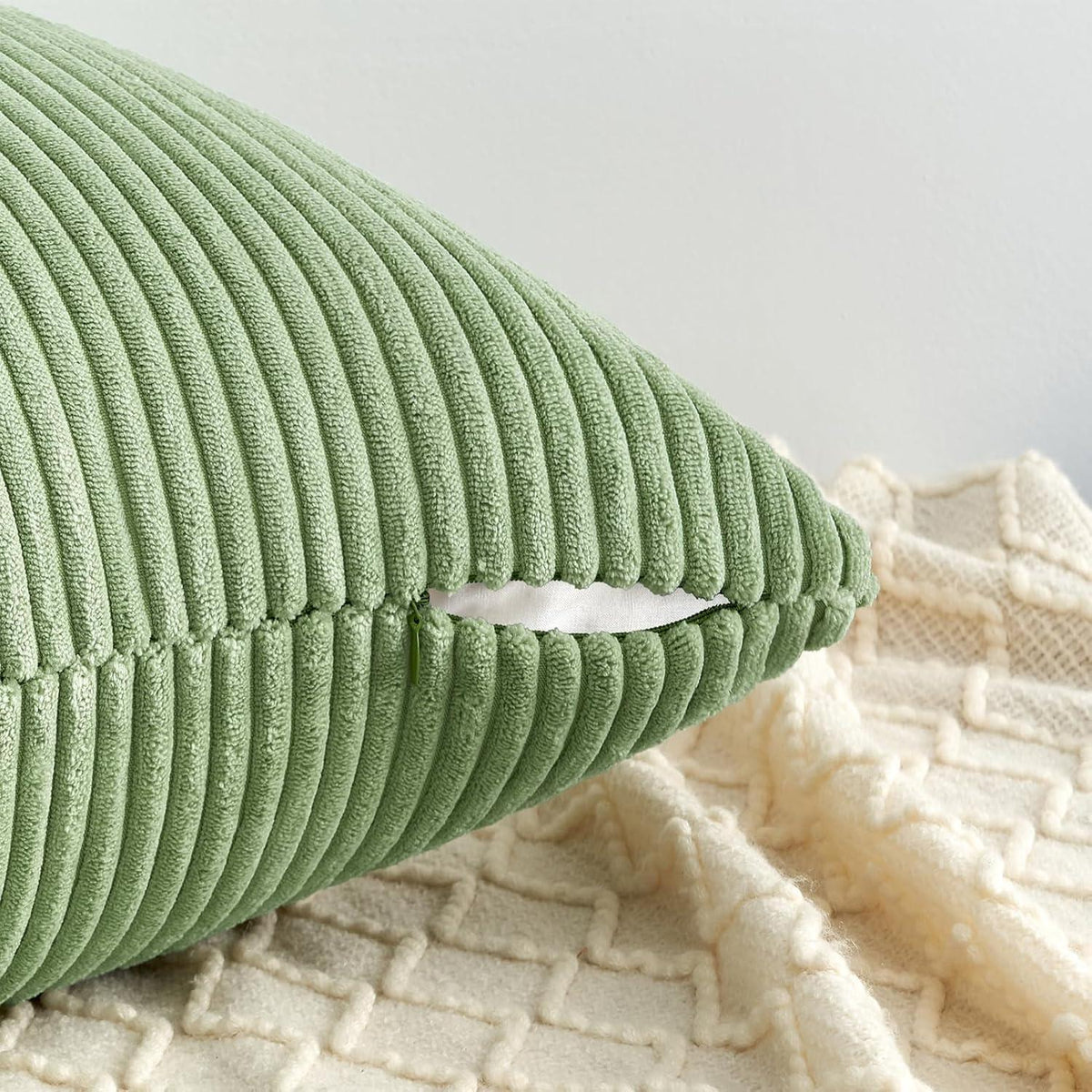 Kordsamt Kissenbezug 45x45 Salbei Grün 4er Set gestreiftes Muster Sofa Couch Wohnzimmer