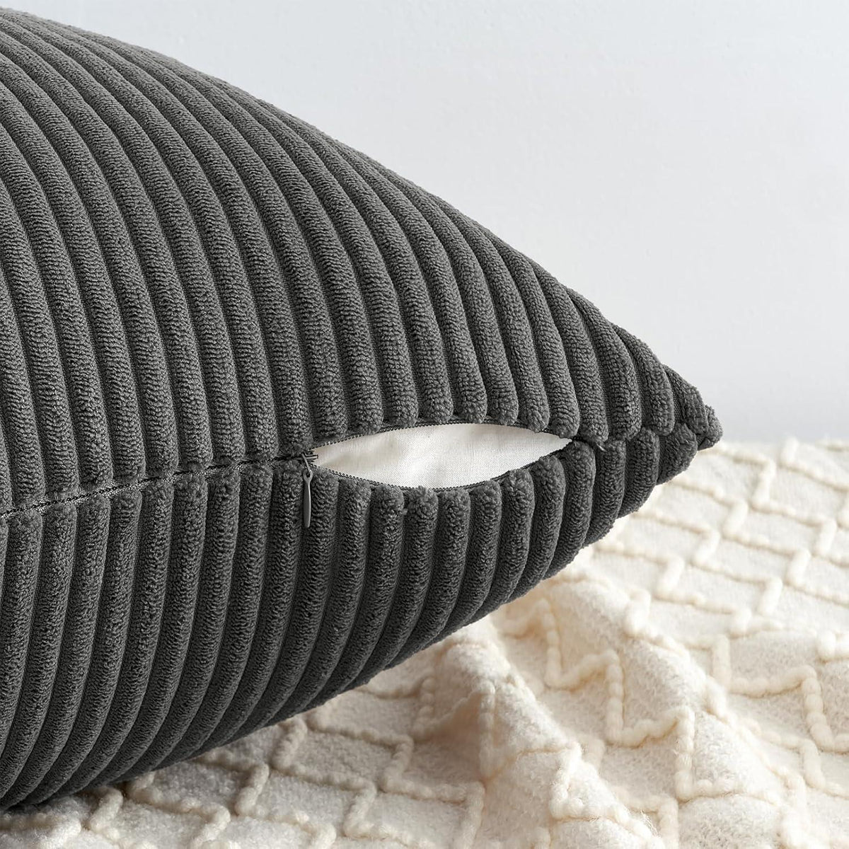 Kordsamt Kissenbezüge Dunkel Grau 50x50 4er Set - Deko für Sofa Schlafzimmer Kinder - Flauschig Gestreift 50x50cm