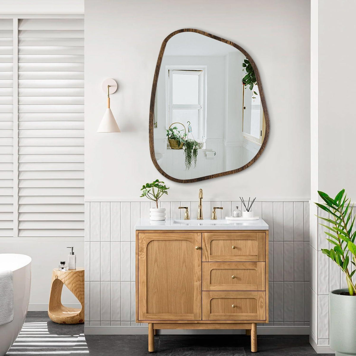 Asymmetrischer Wandspiegel mit Holzrahmen – Modern & Dekorativ