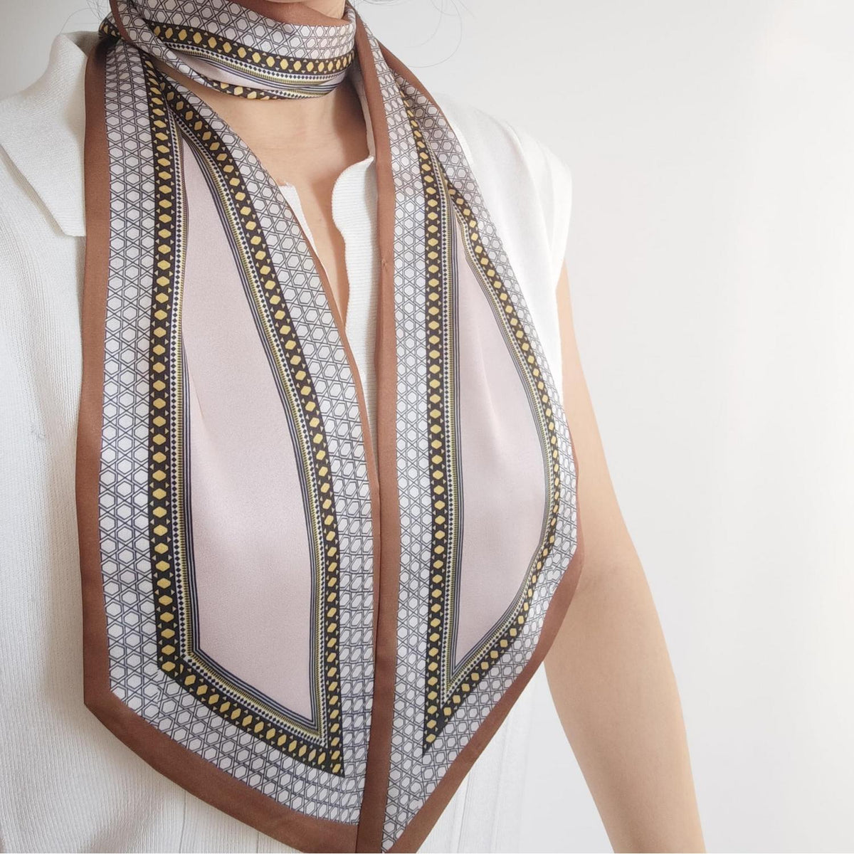 Langer Satin-Seidenschal mit Diamant-Muster in Braun-Champagner