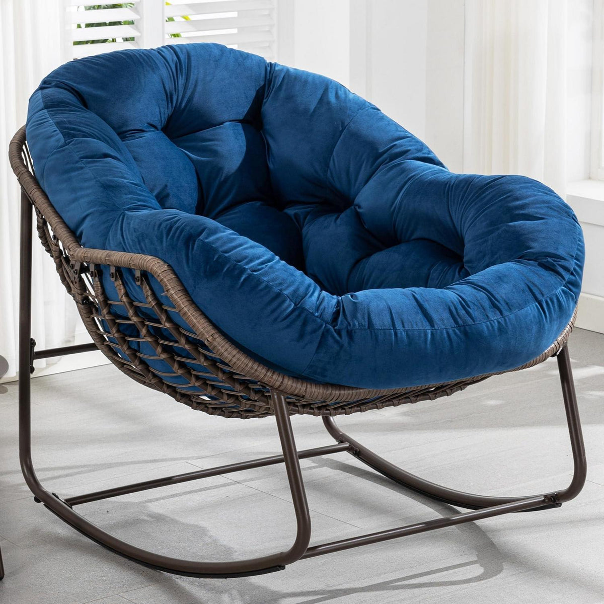 Überdimensionaler Papasan Schaukelstuhl mit Samtkissen