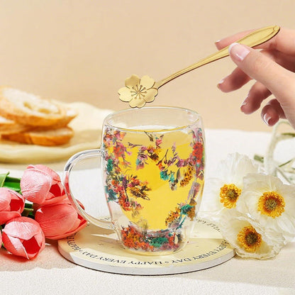Doppelwandige Kaffeetasse mit getrockneten Blumen – Teetasse mit Griff