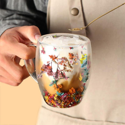 Doppelwandige Kaffeetasse mit getrockneten Blumen – Teetasse mit Griff
