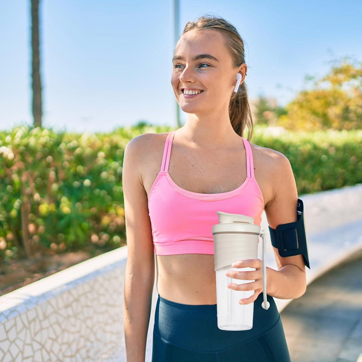 Protein Shaker mit TRITAN Rührball für Fitness Shakes 700ml