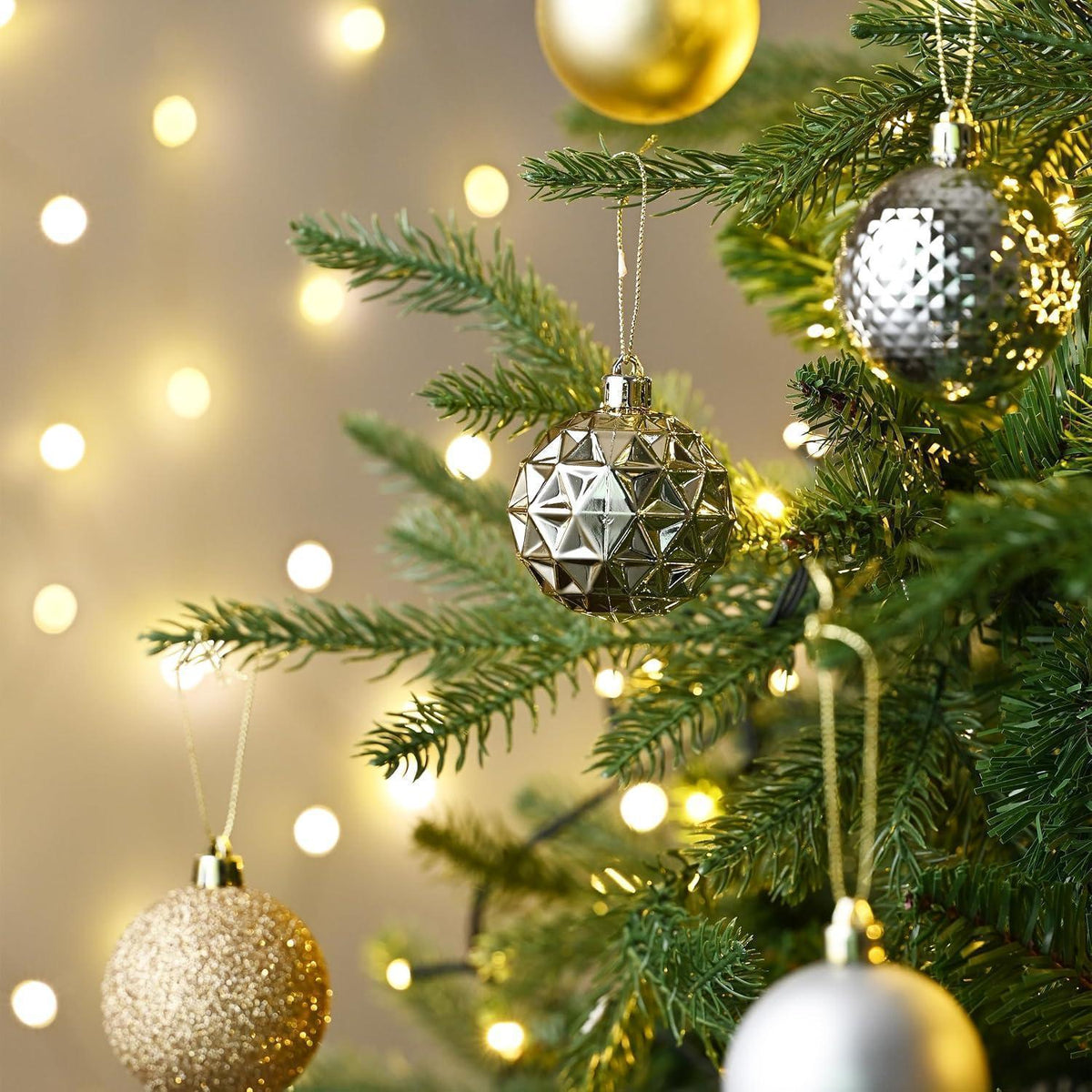 50 Weihnachtskugeln Weiß Gold Kunststoff mit Aufhänger
