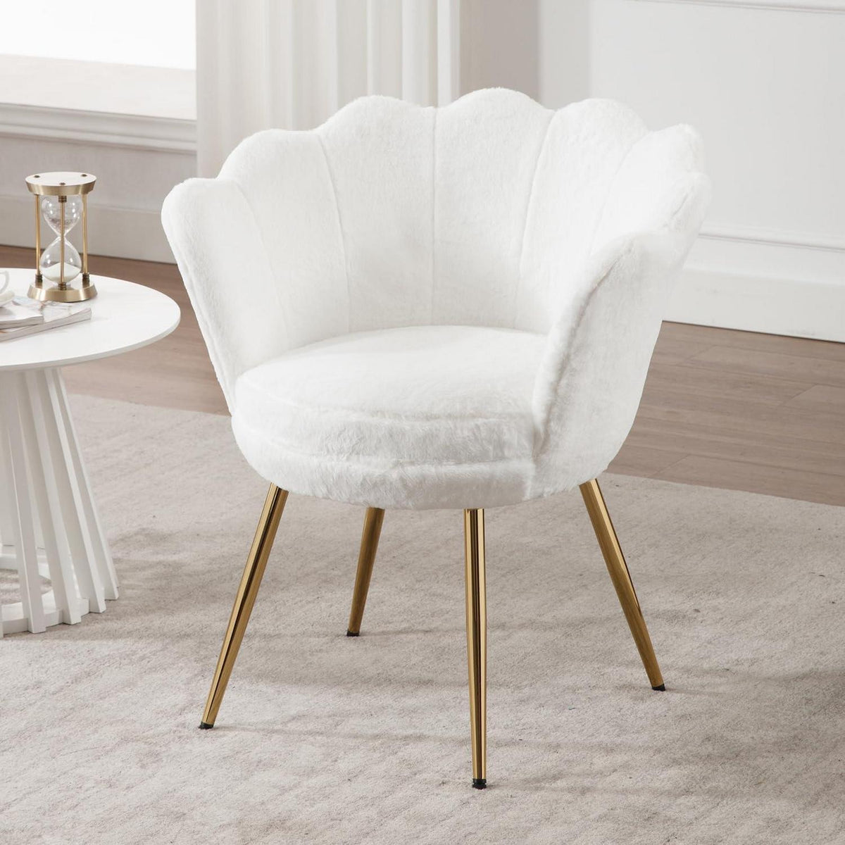 Teddystoff Sessel mit Goldfuß – Bequemer Loungesessel Weiß