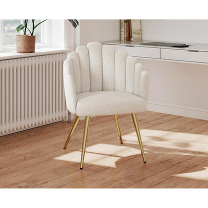 Weißer Kunstfell Sessel mit goldenen Metallbeinen