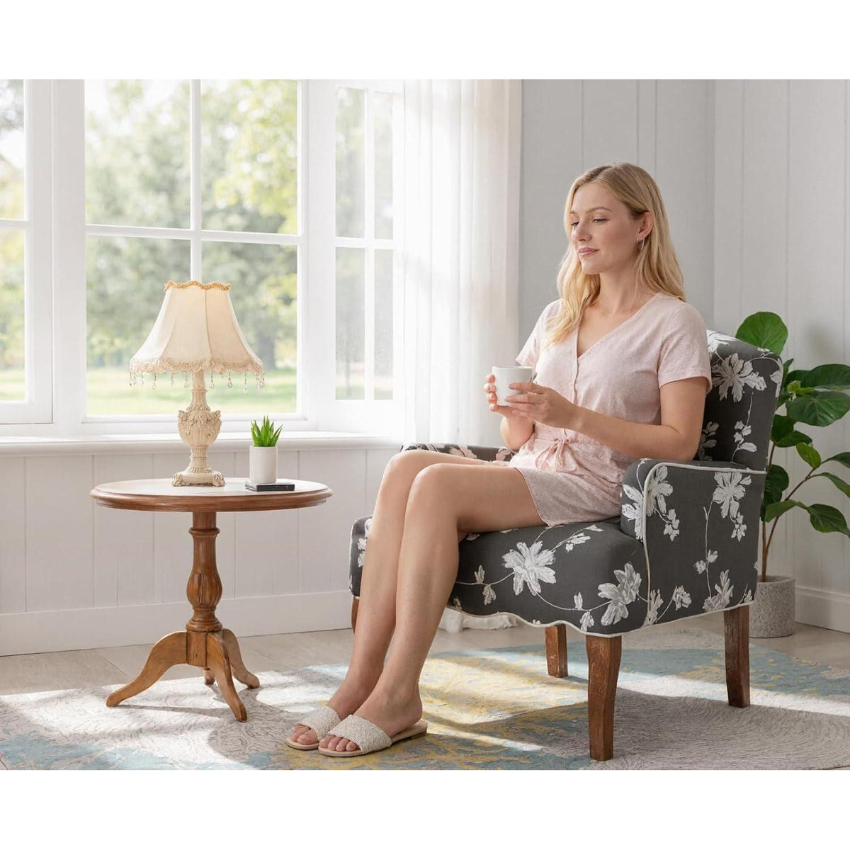 Vintage Sessel mit Armlehne & Blumenmuster – Bequemer Loungesessel