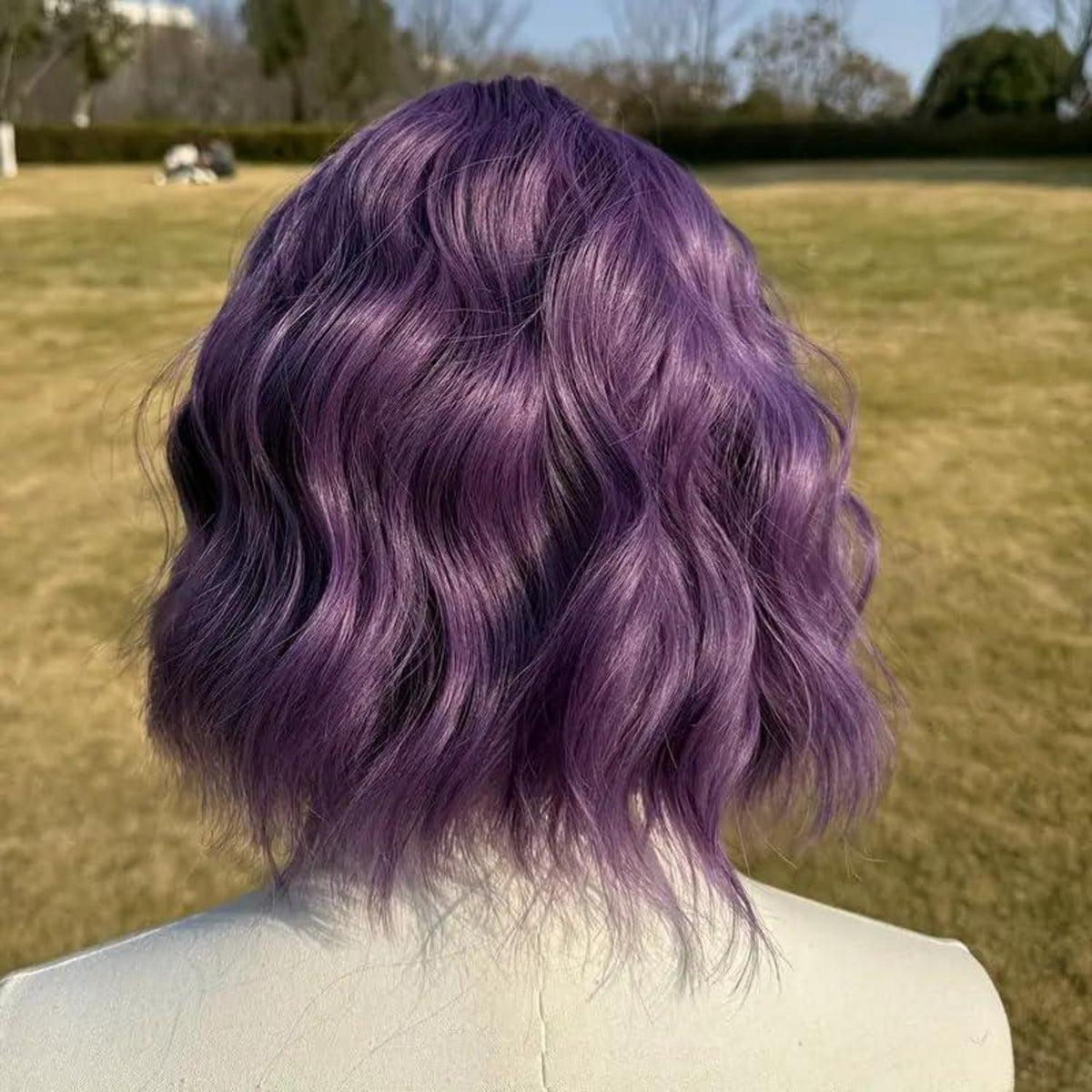 Lila Bob Perücke mit Pony – Lockig, Schulterlang, Synthetisch