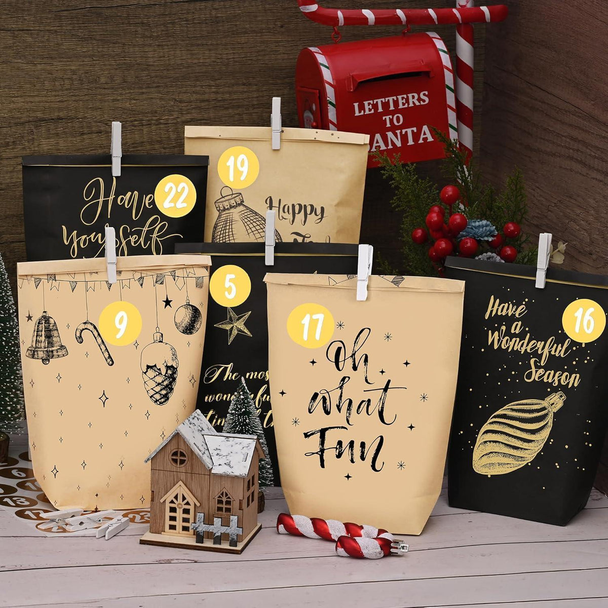 Adventskalender zum Befüllen: 24 schwarze & gelbe Papiertüten mit Gold-Aufklebern