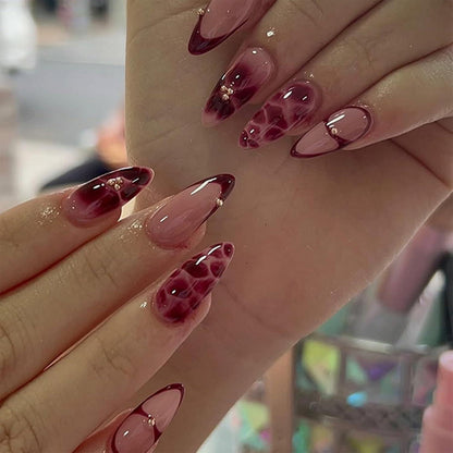 Press on Nails Almond Rot Blumen Design – 24 Stück mit Zubehör