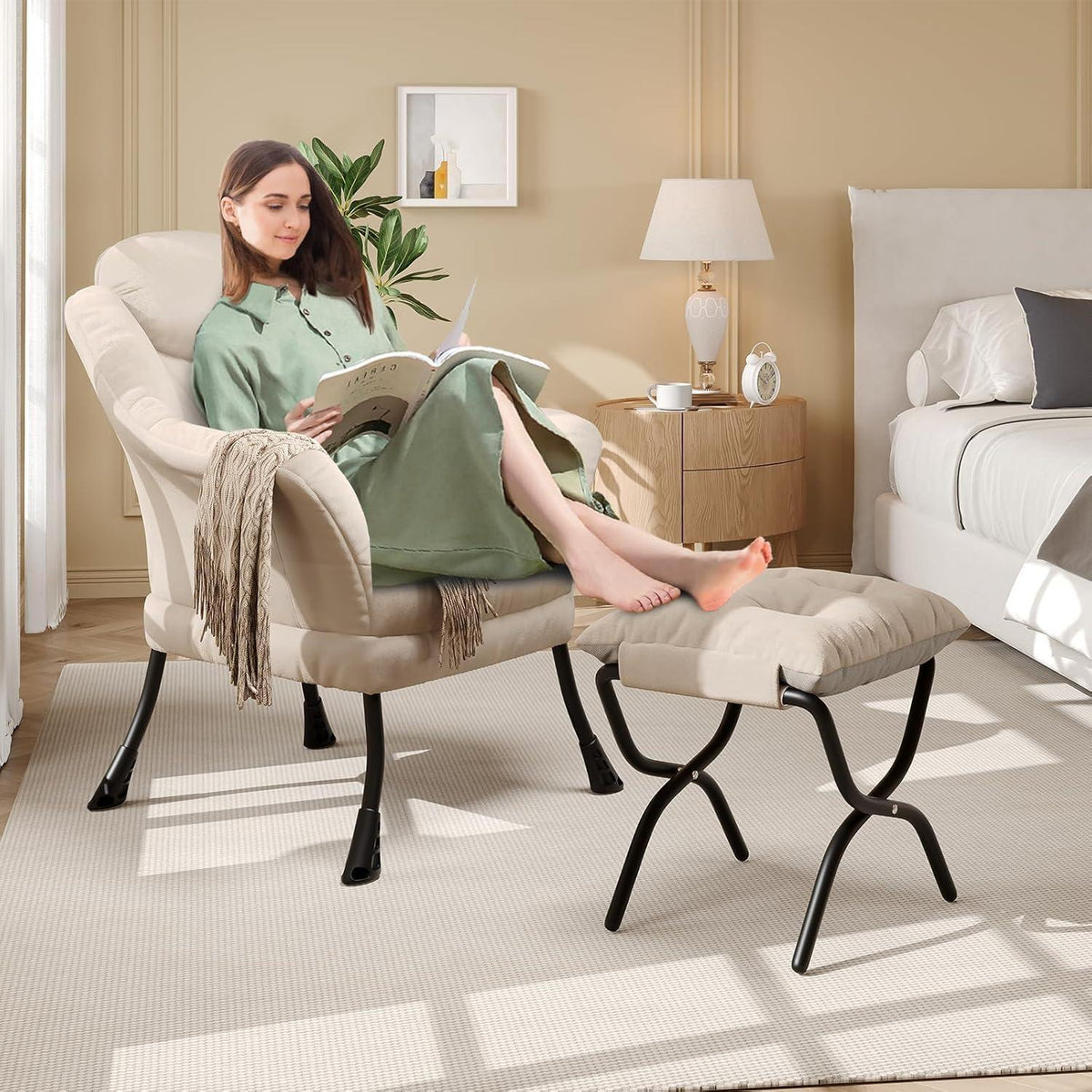Bequemer Sessel mit Hocker – Modernes Lounge-Design in Beige