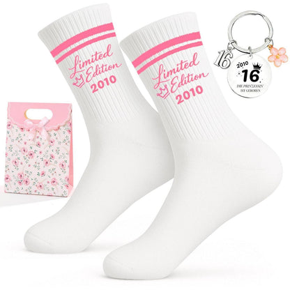 16. Geburtstag Geschenkset Mädchen – Baumwollsocken & Schlüsselanhänger 2010