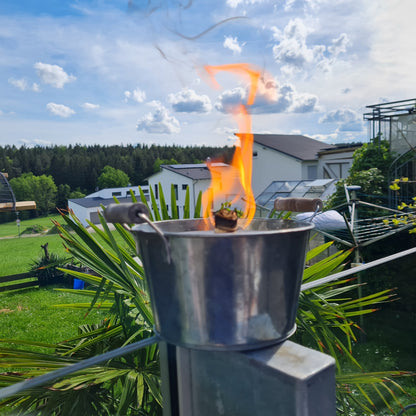Schwabenfire Große Outdoor Kerze mit Dauerdocht in Zink-Schale mit Henkel, 20cm, Stabil, Wiederverwendbar, Ideal für Gartendeko