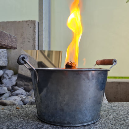 Schwabenfire Große Outdoor Kerze mit Dauerdocht in Zink-Schale mit Henkel, 20cm, Stabil, Wiederverwendbar, Ideal für Gartendeko